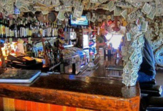 美国一酒吧墙上贴几千万钞票 还能随便拿走！
