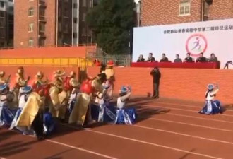 中国学生穿古装向校领导下跪 三呼万岁