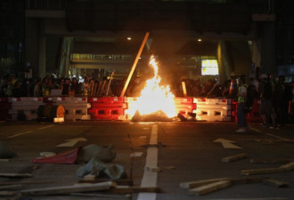 暴徒在九龙多区捣乱纵火 港府声明强烈谴责