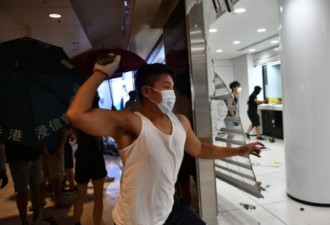 香港抗议者的装修和人人自危的亲中企业