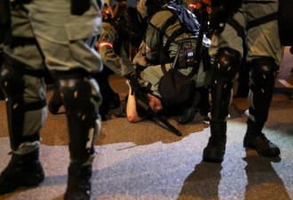 一枚自制土炸弹港街头引爆 警民展开军备竞赛