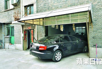 媒体公布陈小鲁家旧照 贺礼多多 军牌奥迪豪车