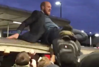 激进示威者爬上列车顶被拽下:别耽误上班