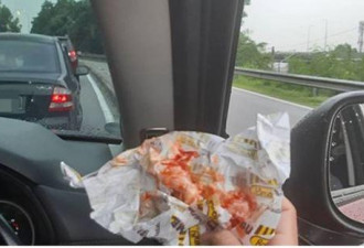 男子堵车途中吃汉堡，被劫匪当成手机抢走