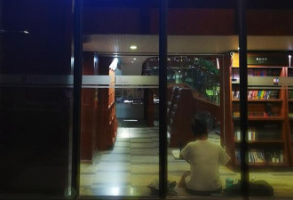 武汉不打烊书店12时辰：过夜人和温暖的灯