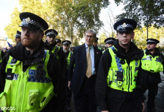面对百万示威者，英大臣有点怕：谢警察护送