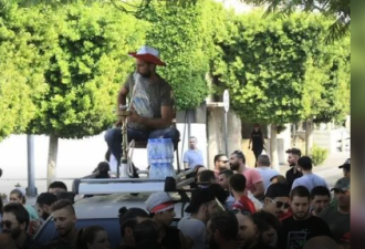 黎巴嫩民众正在游行:烧烤、蹦迪、肚皮舞…