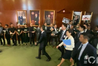 林郑月娥议会答问被抵制 泛民议员遭勒令离场