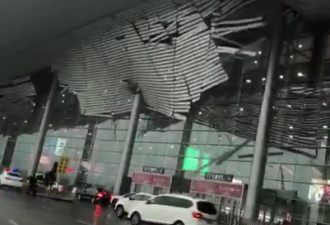 南昌昌北机场航站楼天花板被暴风雨掀翻