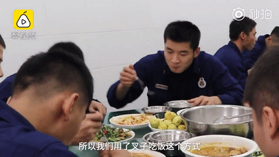 消防员为什么不能用筷子吃饭？原因炸上热搜！