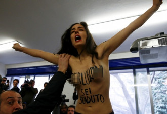 意大利大选今揭晓 女子赤裸上身闹场抗议
