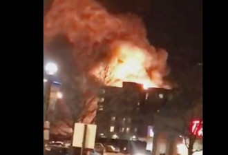 密西沙加在建民宅楼爆炸冲天大火 引发停电