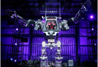 世界首富亲自驾驶巨型机器人：耗资超1亿