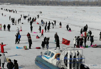 天热冰薄危险 数千游客冒险扎堆江面