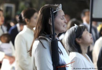 美国一邪教冒出头！信奉军火 持枪弹结婚