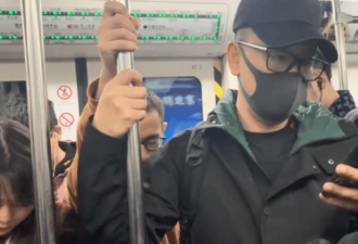 黄海波乘地铁接儿子放学 佩戴口罩全副武装