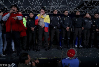 总统离开首都后 厄瓜多尔示威者抓警察示众
