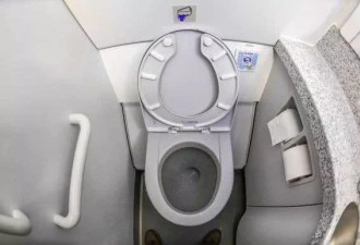 美国机长如何一边开飞机 一边偷窥乘客上厕所？