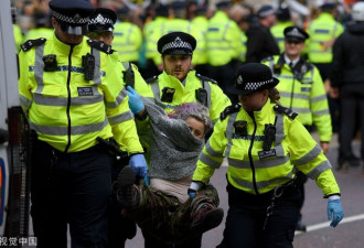 英环保抗议者又围堵BBC 播放“伪公告”
