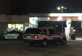 西区加油站遭劫 黑人男子持枪抢钱后逃逸