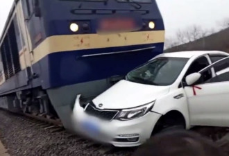 女司机驾车与火车抢道　被拖行逾百米