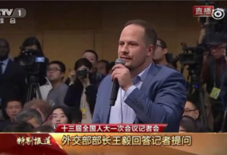 两会外国记者中文大比拼 日本记者引王毅调侃