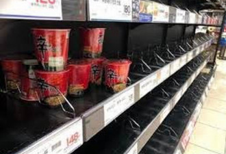 台风来临：日本人超市被抢空 只剩韩泡面