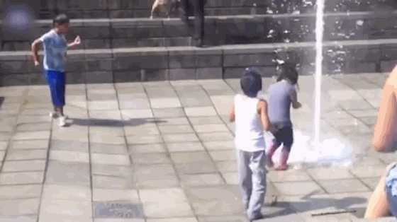 喷泉突然启动，女童被冲9米高空摔落