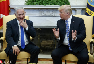 以色列总理遇特朗普“握手杀” 表情大写的疼