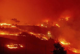 加州野火肆虐陷入红色火海 场面十分震撼