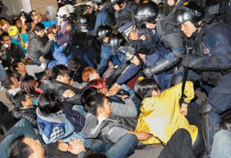 在台湾暴力打砸闹，不犯法还能“赚钱”？