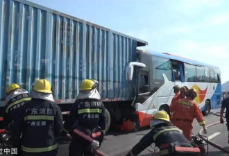 广州一载42人大巴追尾 司机死亡14名学生受伤