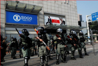 暴力阻拦采访 香港警察和媒体冲突升温
