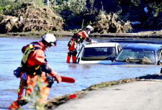 洪水进家 日本男子对妻子说了句话后松手沉水中