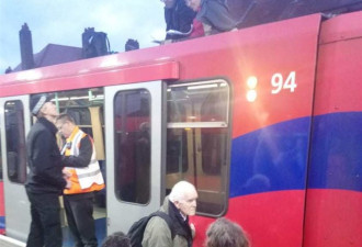 环保抗议者爬上伦敦地铁，愤怒市民一把扯下