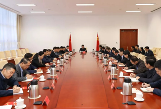 天津市领导谈话时集团副总打瞌睡 被责令起立