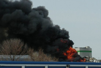 安省伯灵顿回收厂起火 汽车被点燃浓烟滚滚