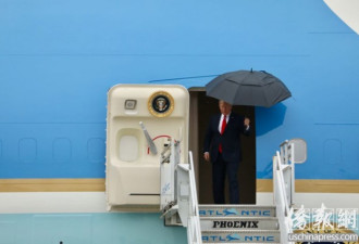 特朗普访加州遇雨撑“问题”伞