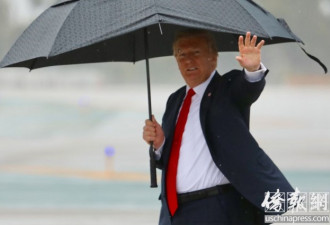 特朗普访加州遇雨撑“问题”伞