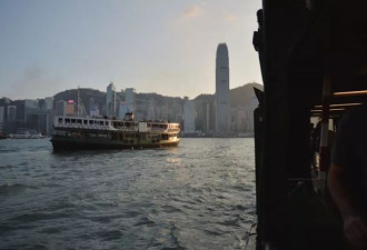 香港另一面：维港渡船上的游人和白领