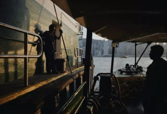 香港另一面：维港渡船上的游人和白领