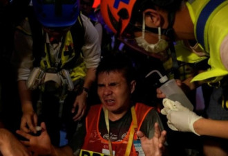 香港警方逮捕记者 强扯记者防毒面具