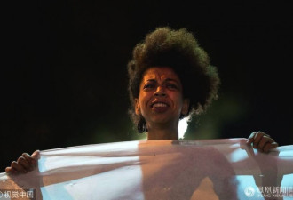 巴西女议员遭枪杀后 示威者冲击市政厅