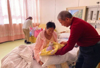 67岁产妇产女背后：没有全家福 儿女很少来
