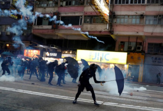 香港示威者火烧新华社 挑战北京底线