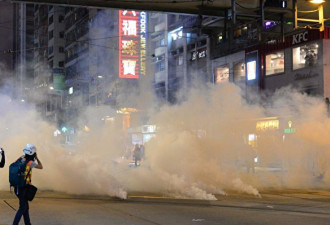 香港示威者火烧新华社 挑战北京底线
