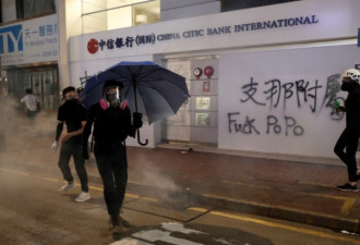 新华社香港大楼遭抗议者搞成了什么样了