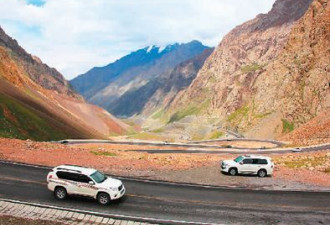 新疆独库公路：十里不同天 一步一换景