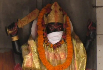 雾霾太重，印度人给神像戴防霾口罩