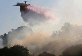 加州大火:批州长管理糟糕 威胁切断联邦经费
